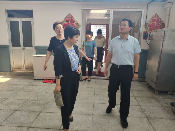 威海市妇联主席彭霞一行走访慰问革命老妈妈并调研妇女工作